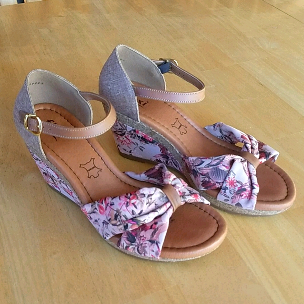 PRETTY Floral Wedges. NEVER WORN!